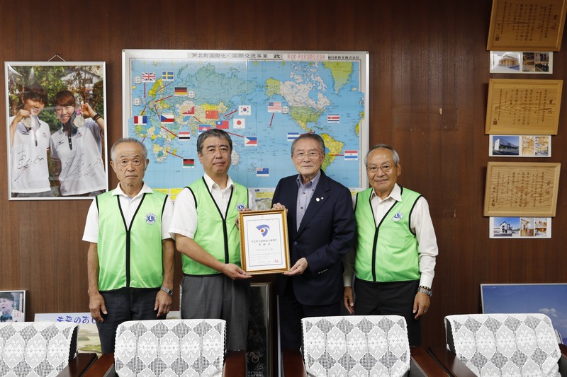 登録証を囲んでの集合写真