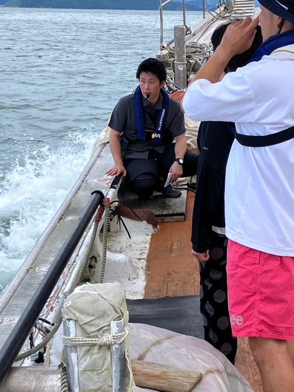 うたせ船ガイドをしている平田さんの写真