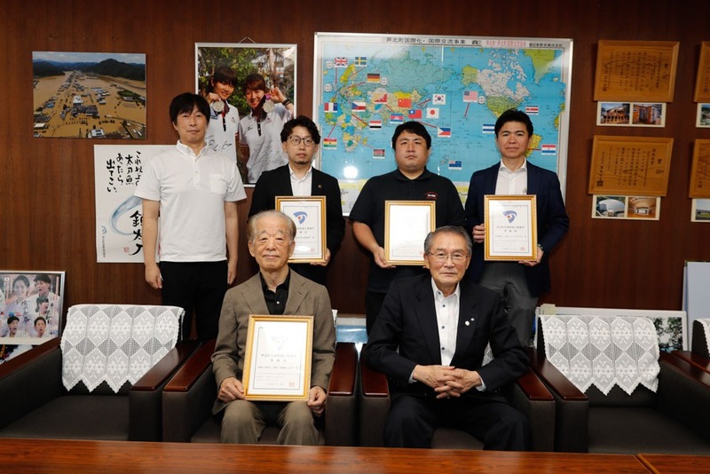 4つの災害時協力事業所の代表と町長の写真