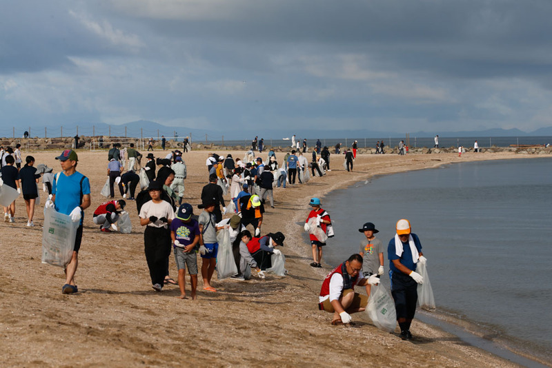 過去の御立岬海水浴場でのごみ拾いの様子１