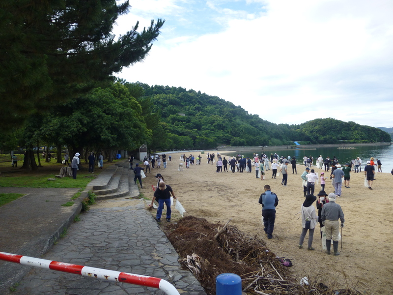 敦賀浜海水浴場でのごみ拾いの様子