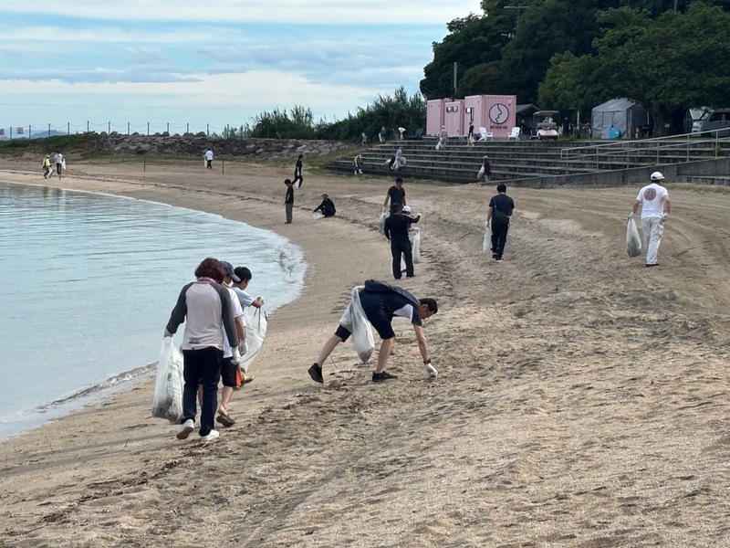 御立岬海水浴場でのごみ拾いの様子